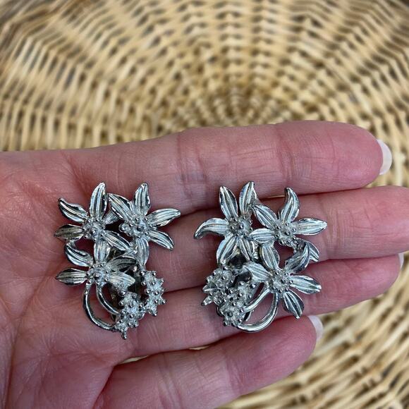 Vintage Silver Floral Cluster Clip Earrings 1.25" x 1.25" - Picture 1 of 4